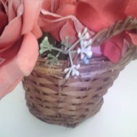 Красиви букети в ръчно плетени кошнички, снимка 2 - Изкуствени цветя - 29146103