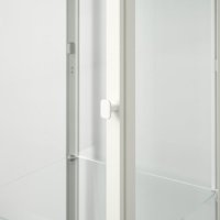 Висока стъклена витрина в бял цвят, снимка 3 - Секции и витрини - 42105324