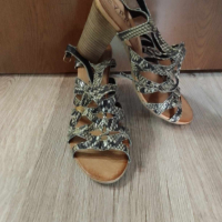 Дамски сандали с ток, снимка 1 - Дамски обувки на ток - 44724917