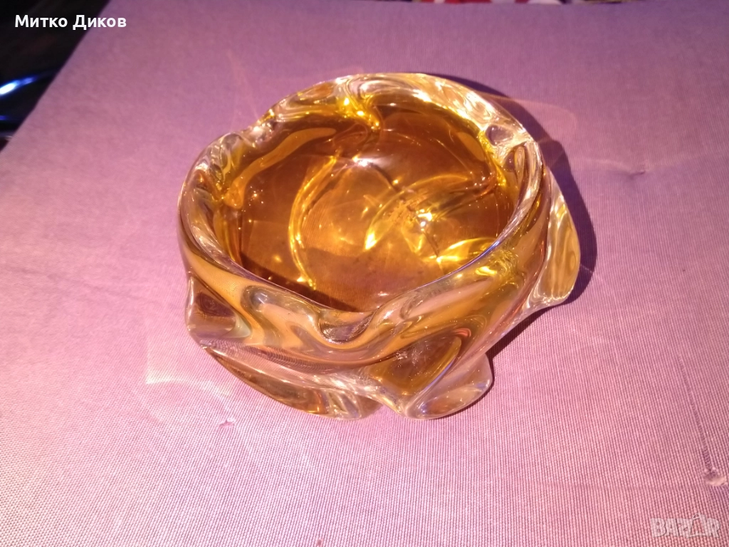 Масивен кехлибарен арт стъклен пепелник, който е ръчно изработен от духано стъкло. -1кг. фи 125мм, снимка 1