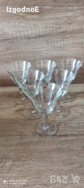 Стар стъклен сервиз с гравюра грозде за вино или ракия, снимка 1
