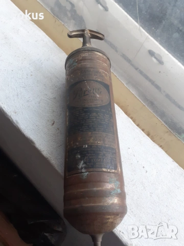 Стар американски бронзов пожарогасител