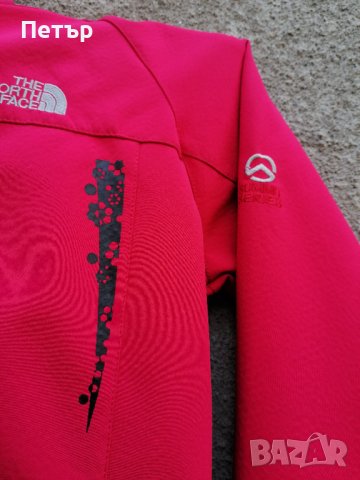 Продавам чисто ново дамско червено яке софт шел The North Face, снимка 2 - Якета - 30037415