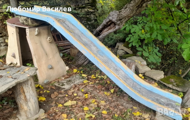 Детска пързалка с хватки за катерене. 