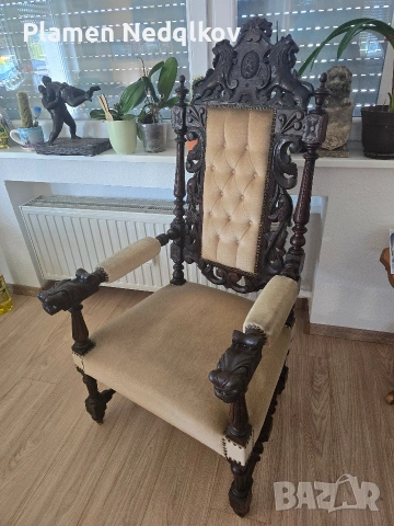 Продавам дървен стар трон .