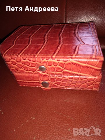 Кутия за бижута облицована с червена еко кожа