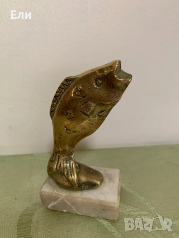 Бронзова статуетка на риба