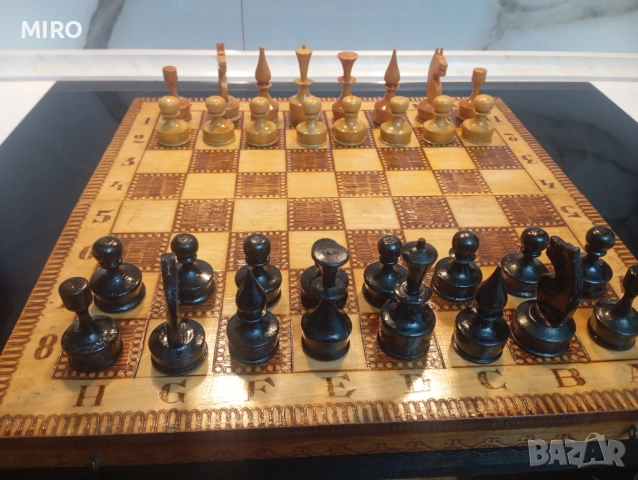 Шах с дървени фигури