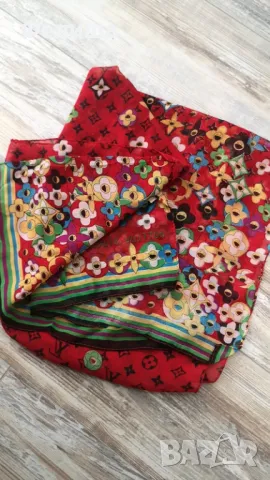  	Разкошен Монограмен Шал с Брандово Лого в Цвят Червено/Черно/Зелено КОД LV4 , снимка 2 - Шалове - 50206418