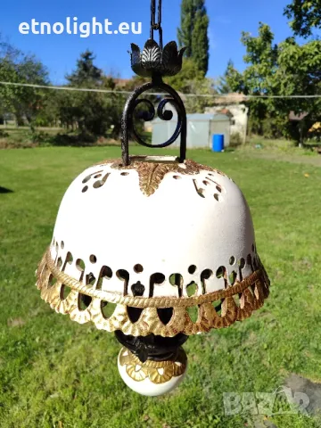 Уникален старинен керамичен полилей с голям куполен капак с красиви орнаменти , снимка 3 - Полилеи - 47577091