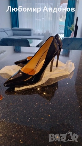 Дамски черни-лачени обувки