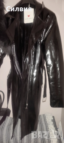 Дамски лачен кожен черен шлифер "Glam Amour" / "Глам Амур" с колан, пухеста яка и етикет, размер "S", снимка 2 - Шлифери - 52670560