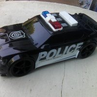 Умален пластмасов модел на полицейска кола с батерия свири и с инерционен механизъм, снимка 1 - Коли, камиони, мотори, писти - 42377082