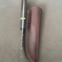Ловен нож от Дамаска стомана с дръжка от палисандрово дърво и  кожена кания, снимка 2 - Ножове - 44014621