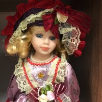 Кукла с порцеланово лице и ръце - в различни цветове рокли​, снимка 3 - Кукли - 44190432