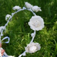 Венец за коса в бяло с Цветя и перлички за Сватба или Кръщене Аксесоар за коса Бяло Венче с цветя , снимка 4 - Аксесоари за коса - 36735613