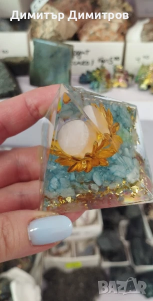 Пирамида оргонит с аквамарин и златни люспи. Идея за подарък, снимка 1