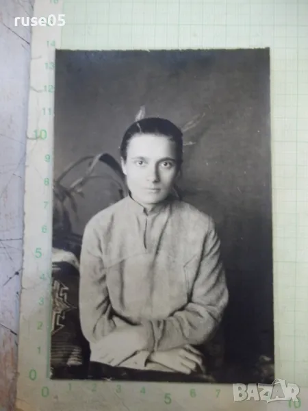 Снимка стара на дама пред цвете, снимка 1