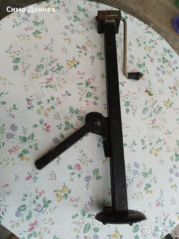 ПРОДАВОМ АВТОМОБИЛЕН КРИК от МЕРЦЕДЕС Е190, снимка 1