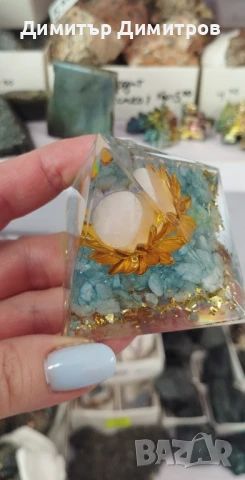 Пирамида оргонит с аквамарин и златни люспи. Идея за подарък