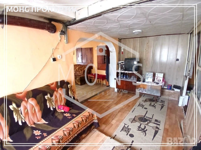 Двуетажна къща с двор в с. Добромирка, обл. Габрово