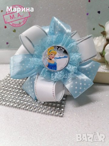 Панделка в бяло и светло синьо на точки с Пепеляшка, аксесоари за коса-ластик, шнола, диадема. , снимка 2 - Шноли, диадеми, ленти - 31577456