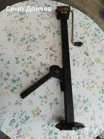 ПРОДАВОМ АВТОМОБИЛЕН КРИК от МЕРЦЕДЕС Е190