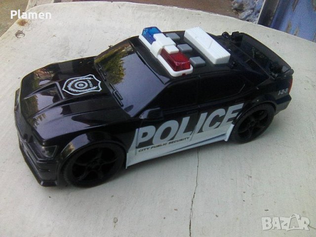 Умален пластмасов модел на полицейска кола с батерия свири и с инерционен механизъм, снимка 1 - Коли, камиони, мотори, писти - 42377082