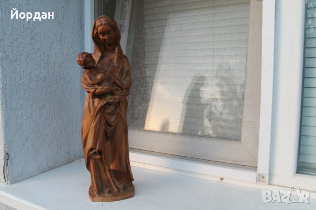 Дървена скулптура на Богородица с младенеца