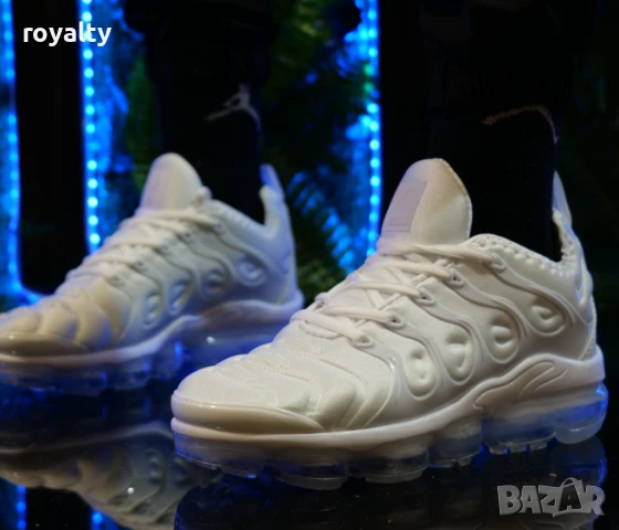 Nike Air VaporMax Plus бели унисекс маратонки 