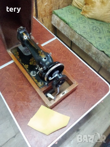 Продавам руска шевна машина Варна Център , снимка 4 - Антикварни и старинни предмети - 53954793