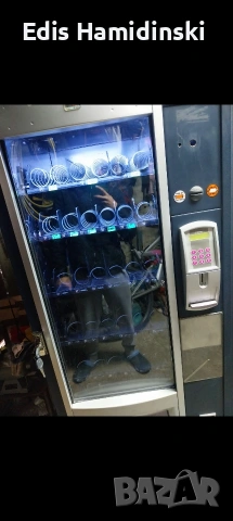 Продавам хладилна вендинг машина саеко за снаксове и напитки 