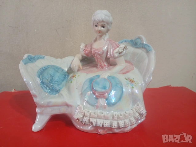 Порцеланова статуетка- дама