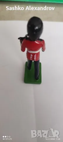 Фигурка на британски войник-гвардеец, снимка 3 - Колекции - 48023463