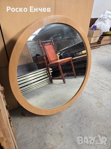 Кръгло огледало с дървена рамка 86см..