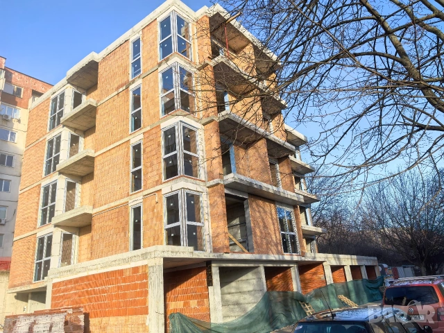 тристаен тухлен апартамент ново строителство