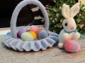 Великденски подаръци. Зайчето и яйцата в кошницата. Плетена играчка. Ръчно изработени., снимка 3