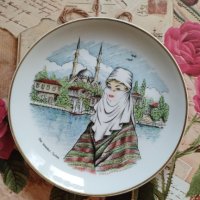 Красива порцеланова чиния за стена от Истанбул Турция, снимка 1 - Антикварни и старинни предмети - 37265774