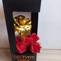 Комплект "златна" роза и сапунени рози с надпис "Честита нова година" налично, снимка 3 - Декорация за дома - 39707506