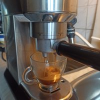 Кафемашина Делонги с ръкохватка с крема диск, декалцирана, работи перфектно и прави хубаво кафе , снимка 2 - Кафемашини - 40275174