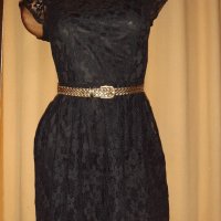 Atmosphere  M Черна дантелена рокля с златист кожен колан, снимка 1 - Рокли - 33945274