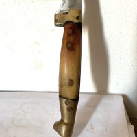 Красив дебел стоманен нож с месинг и куче, снимка 2 - Антикварни и старинни предмети - 44207476