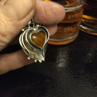 Сребърна ръчно изработена висулка  с естествен кехлибар , снимка 4 - Колиета, медальони, синджири - 44535303