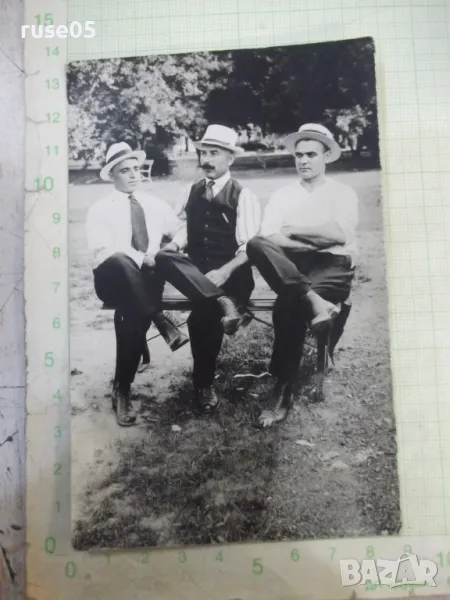 Снимка стара на трима мъже на пейка, снимка 1