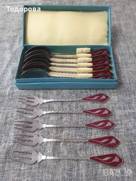 Комплект вилички и лъжички с червен емайл, снимка 1