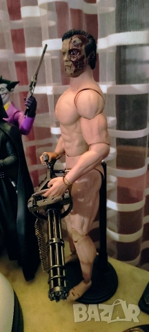 Екшън фигура на Арнолд Terminator800,30 см Battle Demage , снимка 3 - Колекции - 53989547