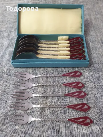 Комплект вилички и лъжички с червен емайл