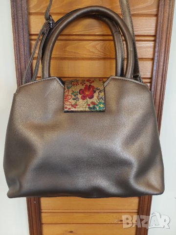 Кафява кожена чанта Guess, с цветни мотиви, снимка 2 - Чанти - 40281399