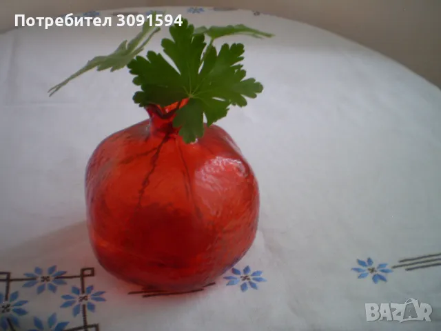 Червена ваза грапаво  дебело стъкло забавна  шестостенна форма