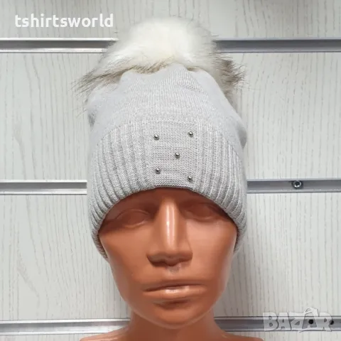 Нова зимна дамска шапка с камъчета с пух/помпон в бежов цвят, снимка 2 - Шапки - 48209869